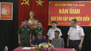 Vùng 3 Hải quân bàn giao ngư dân gặp nạn trên biển Hoàng Sa
