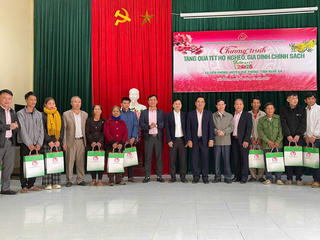 Ngân hàng Chính sách xã hội tặng quà Tết cho các hộ nghèo, gia đình chính sách một số huyện tại Nghệ An