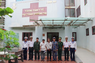 Trường Sa: Bàn giao bệnh nhân ngư dân sau điều trị chấn thương do tai nạn lao động