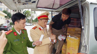 Hà Nam phát hiện xe ôtô chở hơn 1 nghìn chai nước rửa tay khô không có nhãn hàng hóa