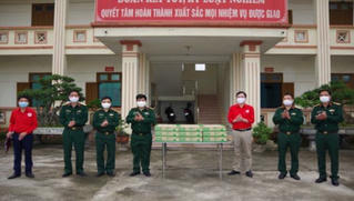 Hội Chữ thập đỏ tỉnh Ninh Bình tặng quà các cán bộ, chiến sĩ làm nhiệm vụ cách ly công dân