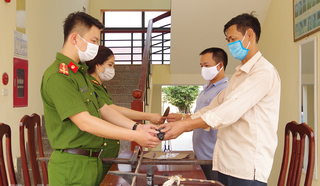 Vận động nhân dân tự nguyện giao nộp vũ khí, công cụ hỗ trợ