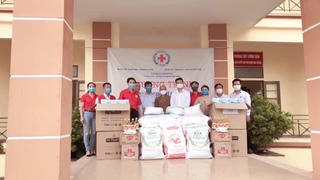 Tập đoàn Minh Trí chung tay tặng khẩu trang và quà cho người dân Hà Nam phòng, chống dịch bệnh Covid-19