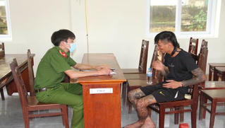 Khống chế nam thanh niên dùng súng dọa giết vợ, con