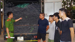 Hà Nam: Tạm giữ 4 đối tượng buôn bán hàng giả  