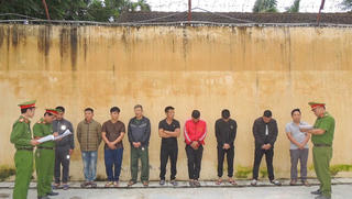 Hà Nam: Bắt quả tang 9 đối tượng đánh bạc tại nhà ở, thu giữ 76 triệu đồng 