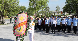 Lãnh đạo tỉnh Ninh Bình dâng hương tưởng nhớ các Anh hùng liệt sỹ 