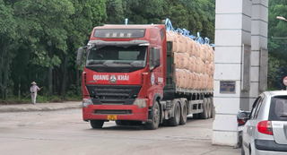 Lực lượng chức năng Hà Nam "cho phép" xe quá khổ, quá tải hoạt động rầm rộ?
