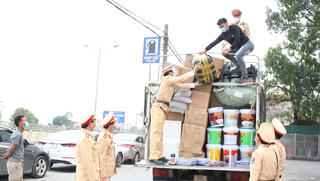 Hà Nam: Bắt xe chở nhiều loại hàng hóa nước ngoài không rõ nguồn gốc