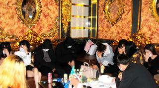 Công an thị xã Duy Tiên, Hà Nam bắt 18 đối tượng "bay lắc" trong quán karaoke mùa dịch