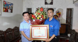 Trao bằng khen Thủ tướng cho nam thanh niên dũng cảm nhảy cầu cứu người ở Nam Định