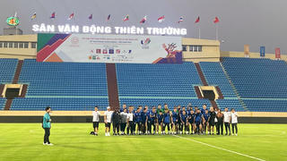Trước trận mở màn trên SVĐ Thiên Trường, cổ động viên ủng hộ đội U23 Lào