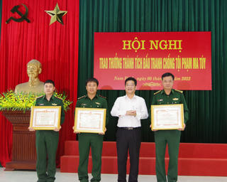 Nam Định: Trao thưởng thành tích bắt 2 đối tượng vận chuyển 12.000 viên ma túy