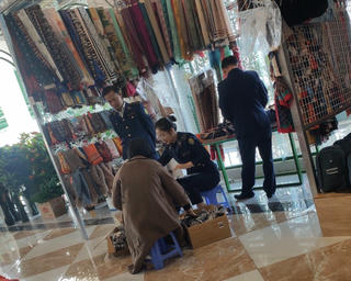 Phát hiện một trạm dừng nghỉ bày bán hàng giả mạo thương hiệu nổi tiếng