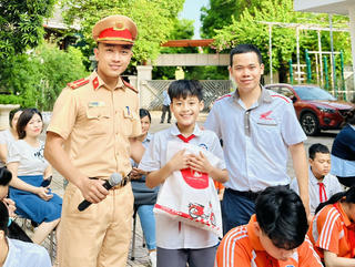 Công an quận Tây Hồ (Hà Nội) tích cực đẩy mạnh tuyên truyền trật tự an toàn giao thông đến học sinh