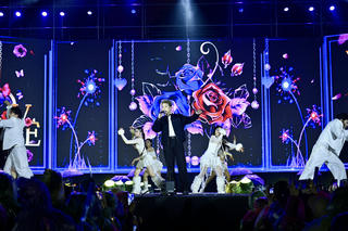 Hàng ngàn khán giả đội mưa tham gia sự kiện âm nhạc ở Ninh Bình