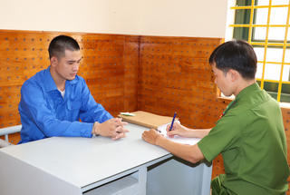  Bắt tạm giam nam thanh niên dùng dao cướp tài sản