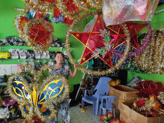 Người phụ nữ Đồng Tháp 30 năm níu giữ nghề làm lồng đèn truyền thống