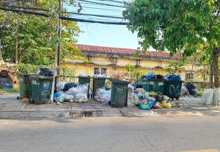 Rác thải tồn đọng nhiều ngày tại TP Vĩnh Long