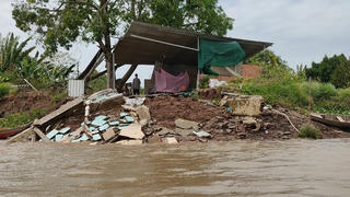 Người dân ở cồn Thanh Long lo lắng nguy cơ đất sạt xuống sông