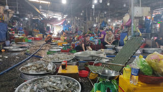 Tiểu thương băn khoăn trước thông tin di dời chợ Vĩnh Long