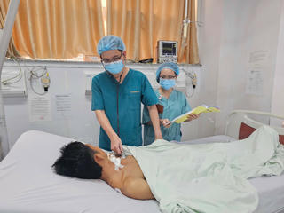 Cứu sống người đàn ông bị mảnh đạn văng trúng cổ lúc làm vườn