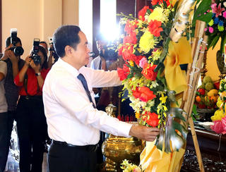 Chủ tịch Quốc hội Trần Thanh Mẫn dâng hương tại 2 khu lưu niệm ở Vĩnh Long