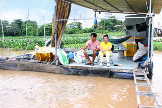  Người đàn ông bỏ tiền túi nuôi hàng nghìn con cá sông