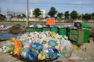 Rác ùn thành đống, mùi nồng nặc nhiều ngày bên đường ở huyện Long Hồ (Vĩnh Long)