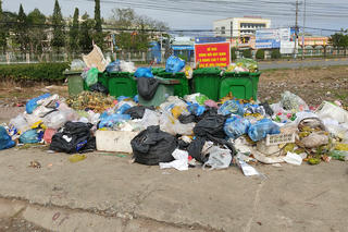Rác thải chưa được giải quyết dứt điểm, chất đống bên đường ở Long Hồ (Vĩnh Long)