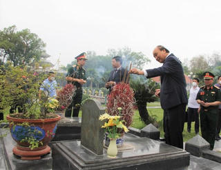 Chủ tịch nước Nguyễn Xuân Phúc xúc động viếng nghĩa trang liệt sĩ đồi A1 Điện Biên 