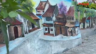 Ngắm Hà Nội qua tranh bích họa tại Long Biên