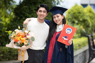 Á hậu Phương Nga rạng rỡ bên bạn trai tại lễ tốt nghiệp đại học