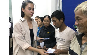 Đỗ Mỹ Linh, Tiểu Vy, Lương Thuỳ Linh trao quà cho người dân gặp nạn tại Huế