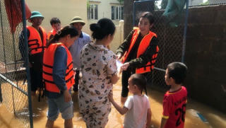 Đỗ Mỹ Linh và dàn Hoa hậu lội nước lũ, mang gần 1 tỷ đồng ủng hộ người dân Quảng Bình