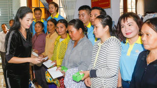 NSƯT Trịnh Kim Chi về miền Trung giúp đỡ bà con vùng lũ