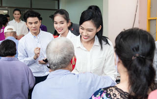 Tân Hoa hậu Đỗ Thị Hà mặc giản dị đi từ thiện