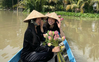 Á hậu Phương Nga chèo xuồng, cùng Thuý An trang trí đám cưới