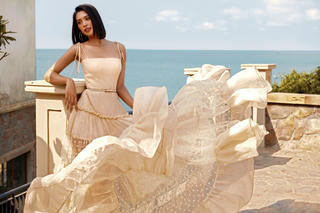 Hoa hậu Tiểu Vy phơi nắng, khoe nhan sắc quyến rũ