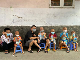 Đàm Vĩnh Hưng trao tặng hơn 5 tấn gạo và hàng ngàn hộp cá tại TP HCM