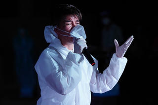 Đàm Vĩnh Hưng xúc động khi hát tại bệnh viện dã chiến Thủ Đức