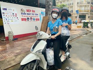Hoa hậu Tiểu Vy, Á hậu Ngọc Thảo làm shipper giao cơm 