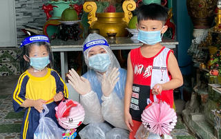 Hoa hậu Tiểu Vy, Á hậu Phương Anh rước đèn Trung thu cùng các bệnh nhi COVID-19