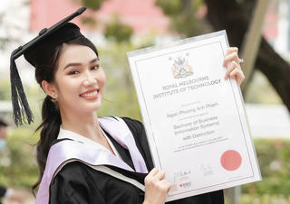 Á hậu Phương Anh nhận học bổng Thạc sĩ 
