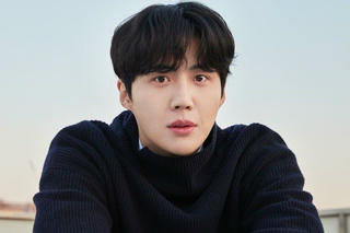Bê bối tình ái chấm dứt sự nghiệp của Kim Seon Ho - "nam thần má lúm" xứ Hàn