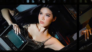 Minh Tú gợi cảm đón cột mốc đặc biệt - tuổi 30