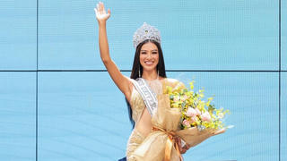 Kim Duyên là đại diện Việt Nam đầu tiên được trao vương miện dự thi Miss Universe
