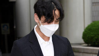 Nam ca sĩ Hàn được hưởng án treo sau 161 lần hút cần sa 