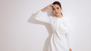 Hoa hậu biển Ninh Hoàng Ngân yêu kiều với áo dài cách tân diện Tết