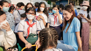 Hoa hậu Thùy Tiên được fan nhí “vây kín” khi làm từ thiện 